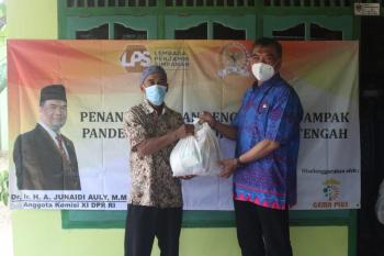Kunjungan Reses, Junaidi Auly Bagikan Paket Bahan Pokok Kepada Masyarakat Lampung Tengah